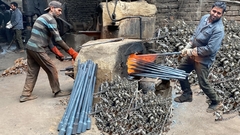 Πώς κατασκευάζονται οι άξονες των φορτηγών από σκουπίδια στροφής. Ανακυκλώνοντας μέταλλο σε βαριά εξαρτήματα.