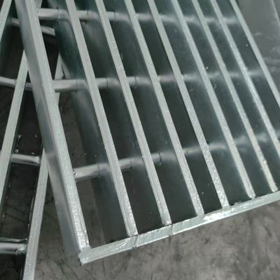 Silver Surface Industrial Steel Grating Machine Pressure Welded Easy Installations Since 1990