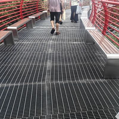 30mm Pitch Industrial Steel Grating With 3mm Cross Bar Thickness Machine Pressure Welding