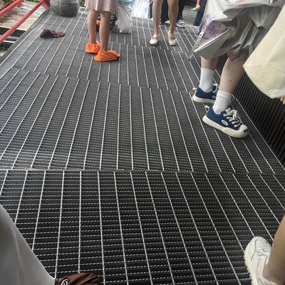 30mm Pitch Industrial Steel Grating With 3mm Cross Bar Thickness Machine Pressure Welding