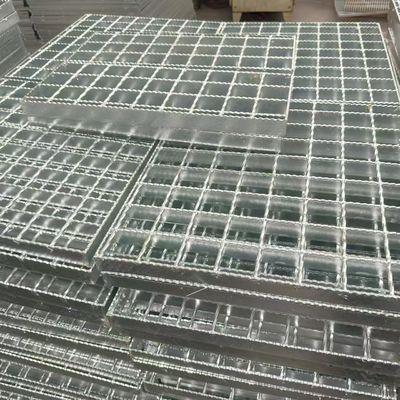Ένα χάλυβα πλέγμα που λειτουργεί ως πάτωμα σε ένα κτίριο και διακοσμεί το περιβάλλον