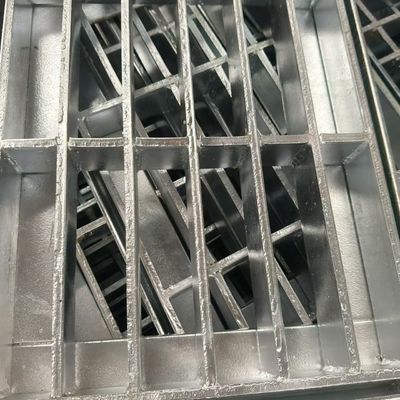 Κόψιμο με λέιζερ Ετεροφυλόφιλος χάλυβας Grating Bending σε διάφορα σχήματα για χρήση αποθήκης